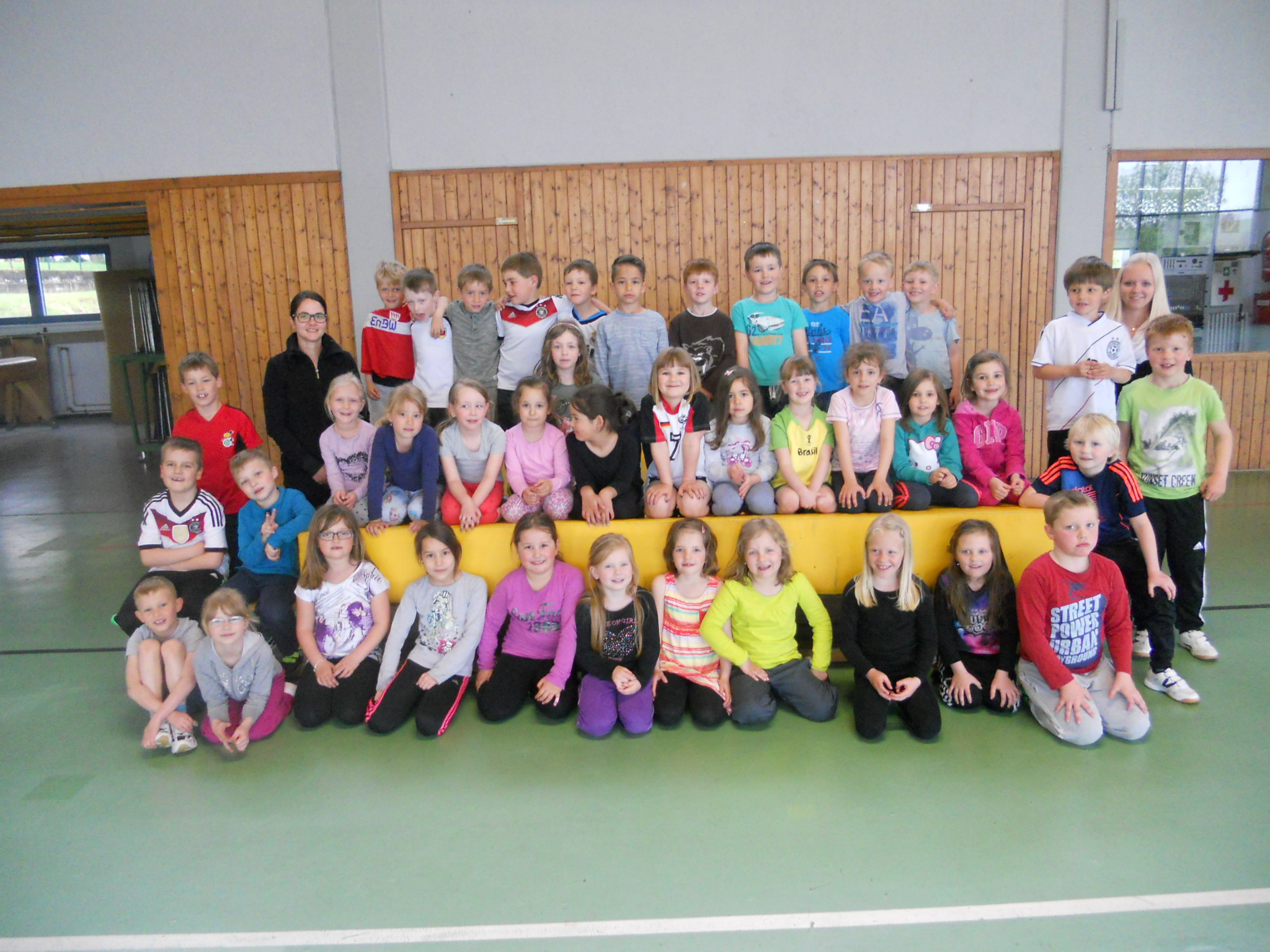 Vorschüler schnuppern Grundschulluft Sportstunde mit der Klasse 1